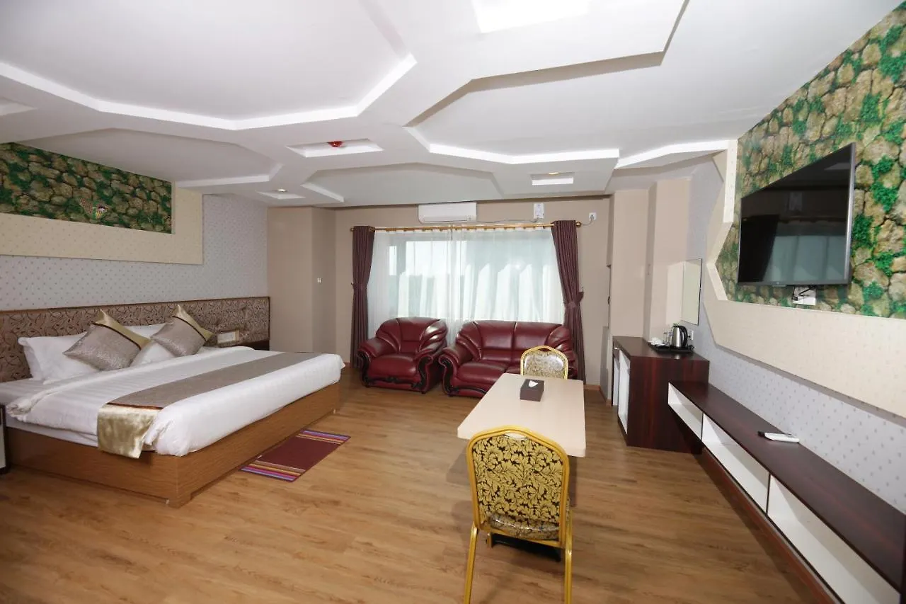 H Plus Hotel Yangon 4*,