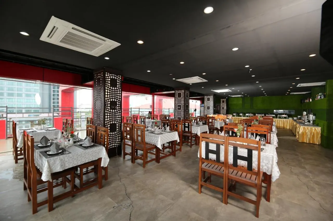 H Plus Hotel Yangon 4*,